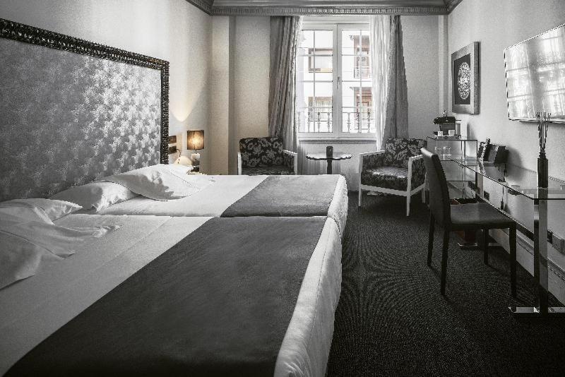 Hotel Lopez De Haro Більбао Номер фото A room at the hotel