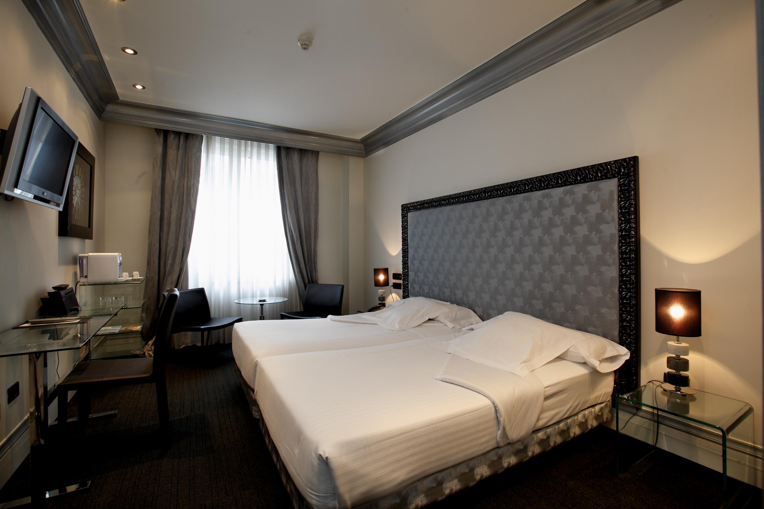 Hotel Lopez De Haro Більбао Екстер'єр фото A room at the hotel