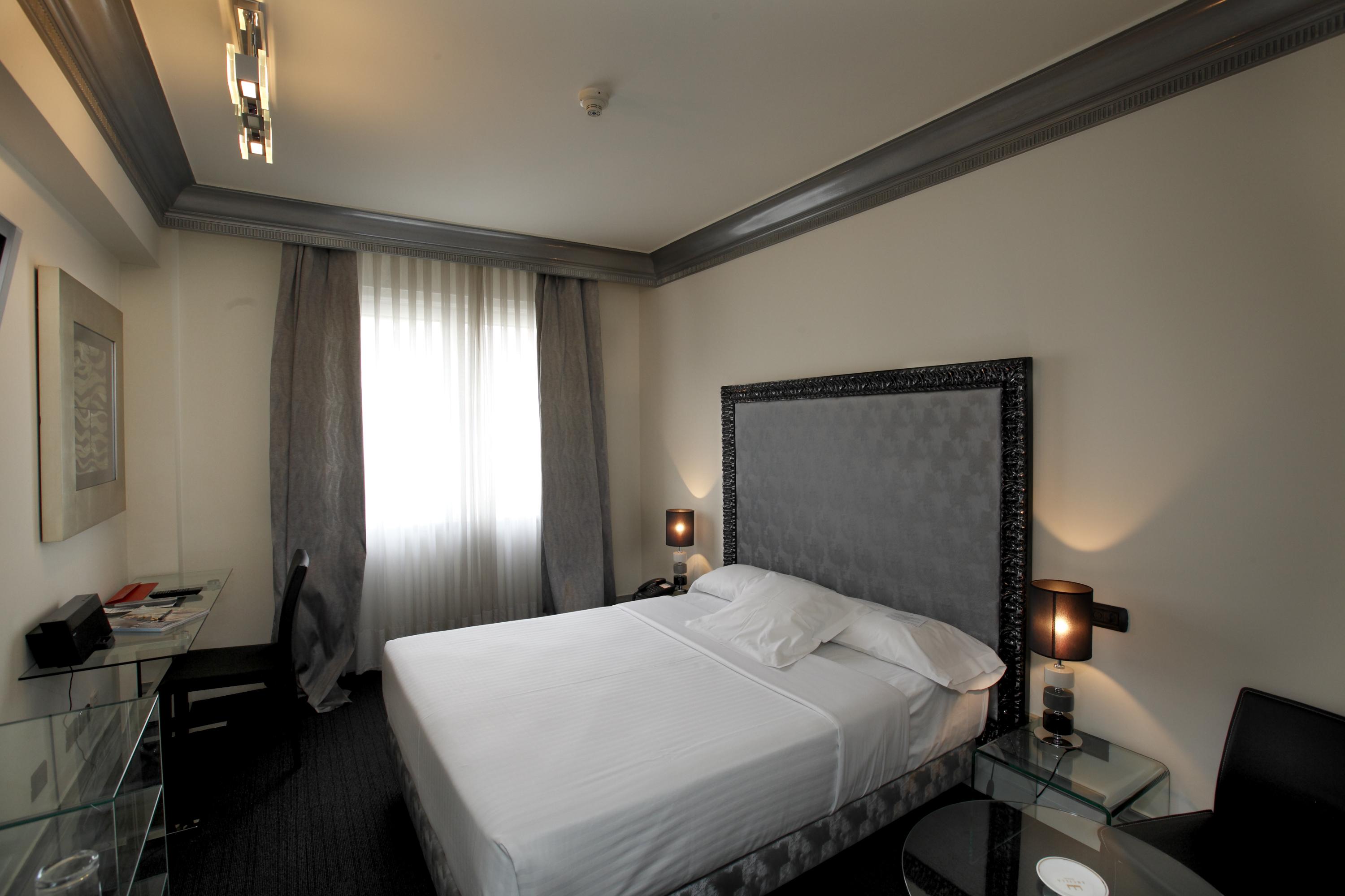 Hotel Lopez De Haro Більбао Екстер'єр фото A room at the hotel