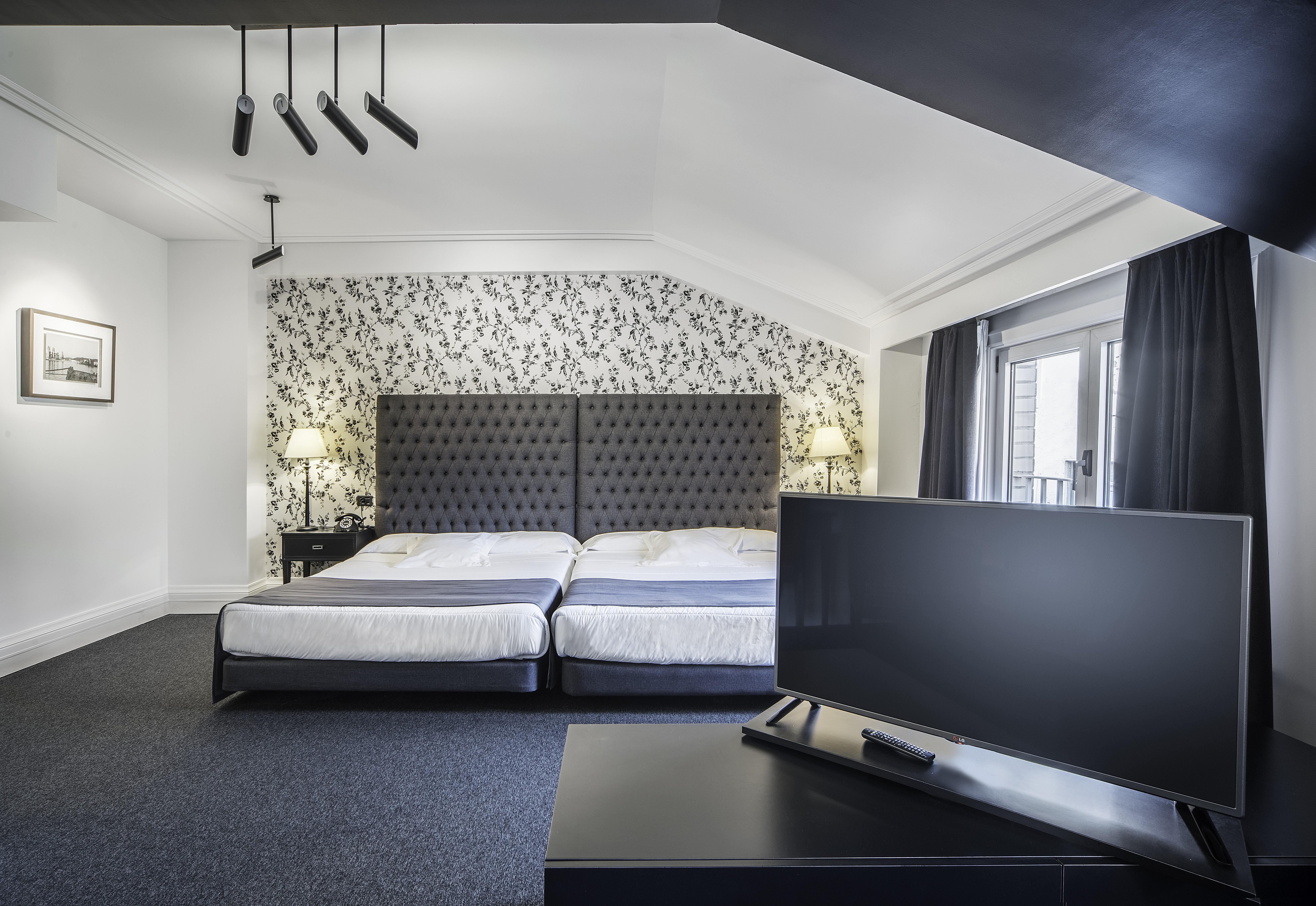 Hotel Lopez De Haro Більбао Екстер'єр фото A room at the hotel