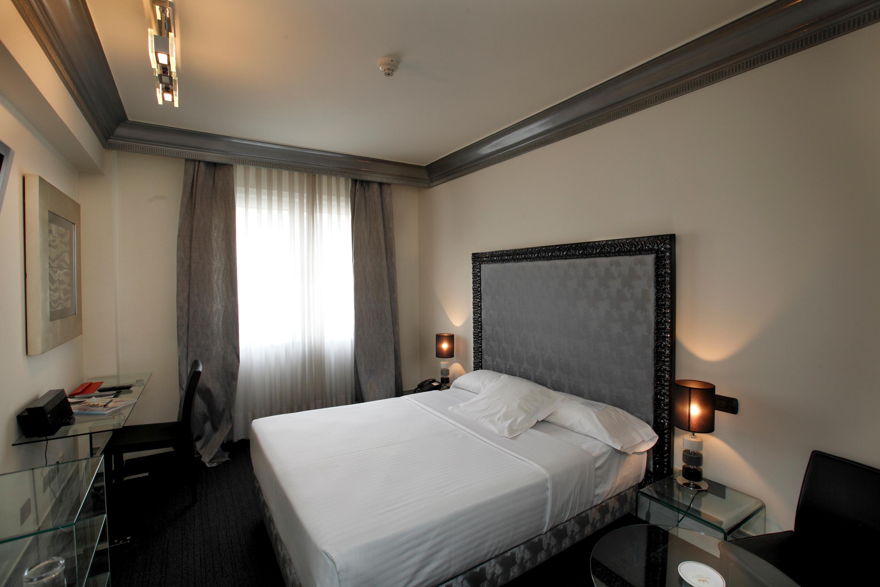 Hotel Lopez De Haro Більбао Екстер'єр фото A room at the hotel