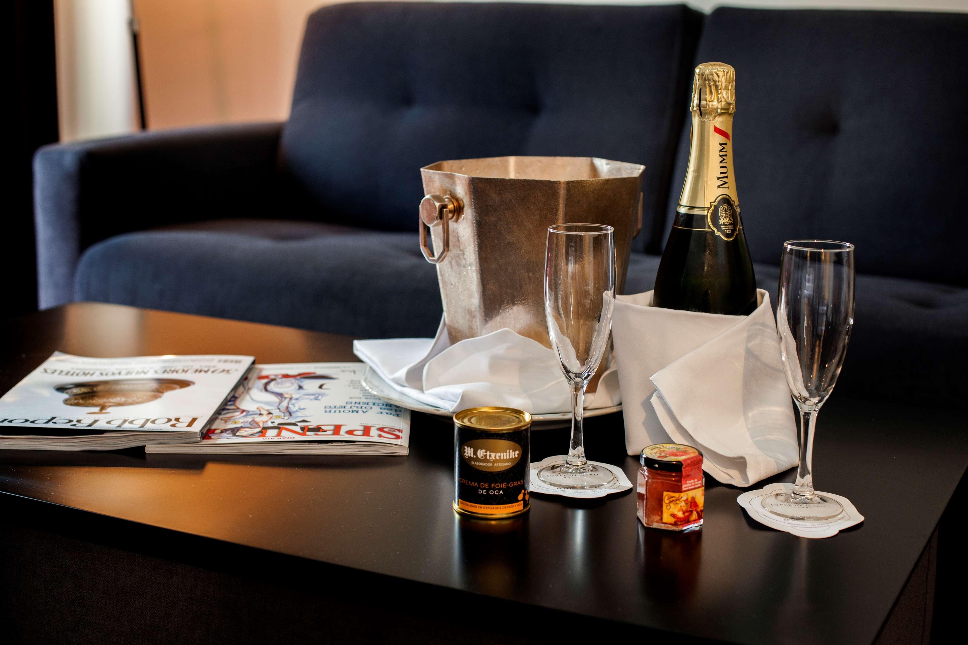 Hotel Lopez De Haro Більбао Екстер'єр фото Champagne and honey