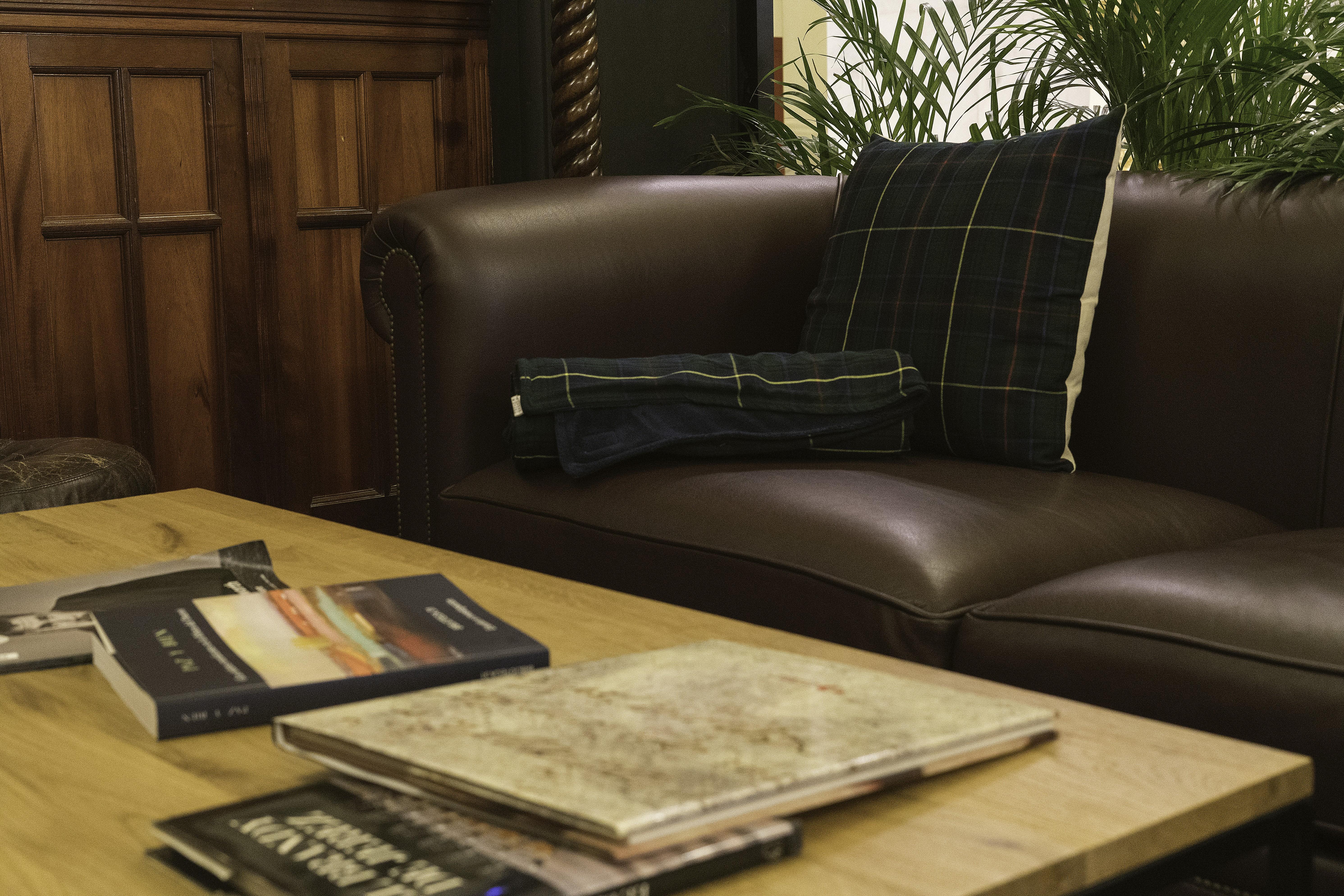 Hotel Lopez De Haro Більбао Екстер'єр фото A tartan cushion