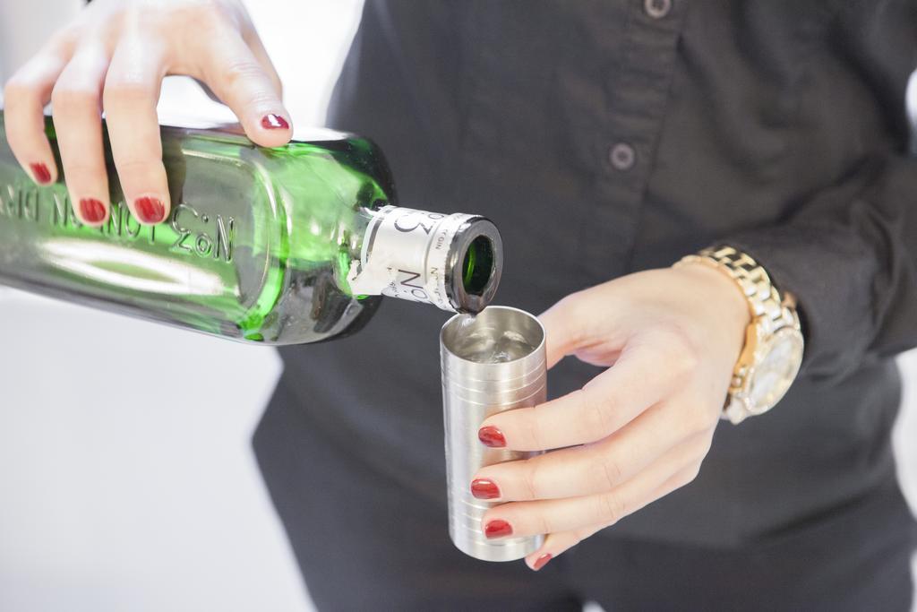 Hotel Lopez De Haro Більбао Екстер'єр фото A bartender pouring absinthe